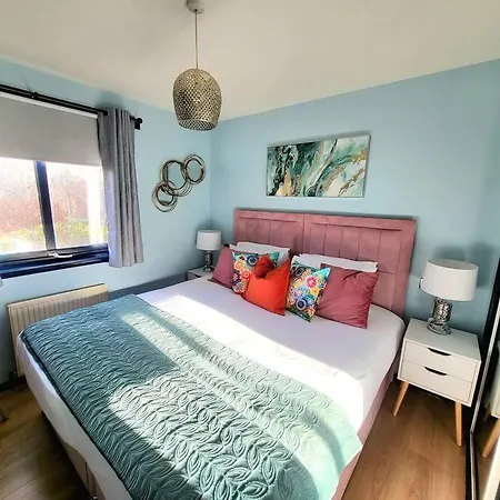 Harrismith Place By Sensational Short Lets & Serviced With Free Parking & Wi-fi *