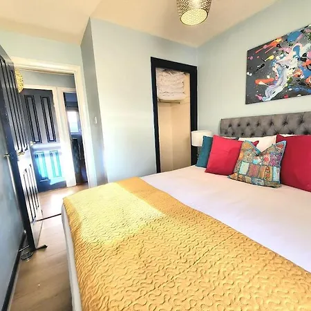 Harrismith Place By Sensational Short Lets & Serviced With Free Parking & Wi-fi
