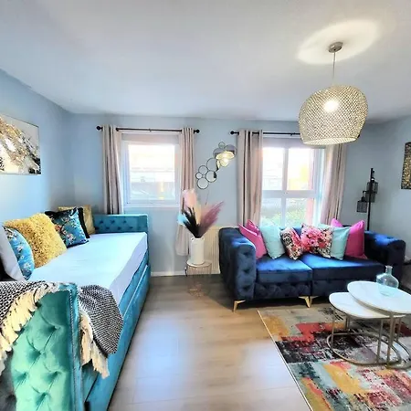 Harrismith Place By Sensational Short Lets & Serviced With Free Parking & Wi-fi *