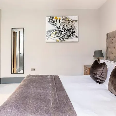 Immaculate 3 Bed With Private Entrance In Inverleith *