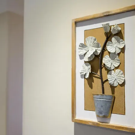 Historic Ramsay Garden Apt With Balcony Views - Pass The Keys Edinburgh