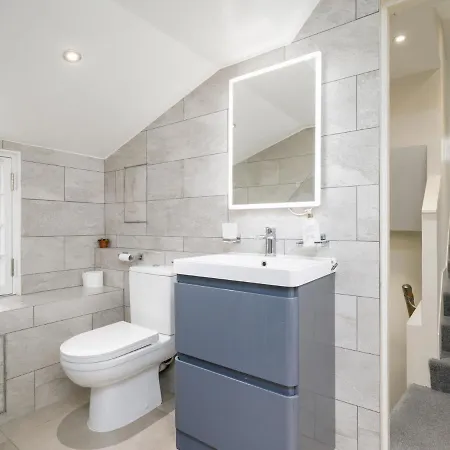 Historic Ramsay Garden Apt With Balcony Views - Pass The Keys Apartmán