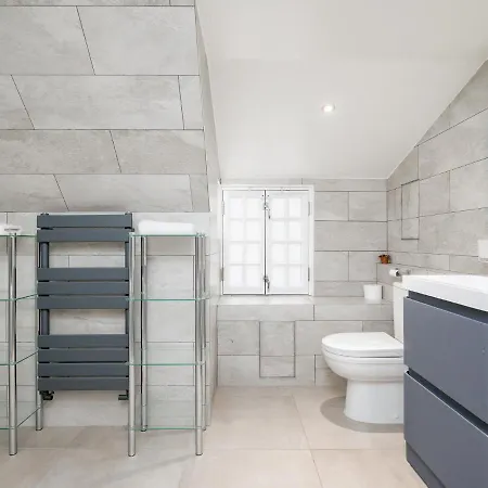 Apartmán Historic Ramsay Garden Apt With Balcony Views - Pass The Keys *