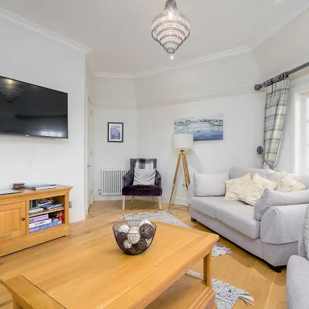 Historic Ramsay Garden Apt With Balcony Views - Pass The Keys Apartmán *