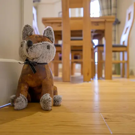 Historic Ramsay Garden Apt With Balcony Views - Pass The Keys Edinburgh