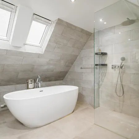 Historic Ramsay Garden Apt With Balcony Views - Pass The Keys * Edimburgo