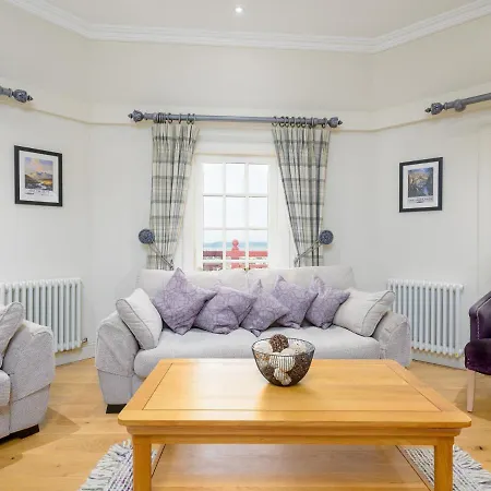 Historic Ramsay Garden Apt With Balcony Views - Pass The Keys Apartmán Edinburgh