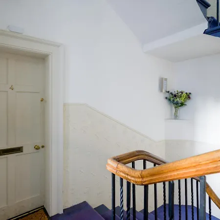 Historic Ramsay Garden Apt With Balcony Views - Pass The Keys Apartmán