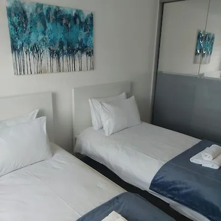 Beautiful 4-bedroom House With Private Garden & Parking Edimburgo