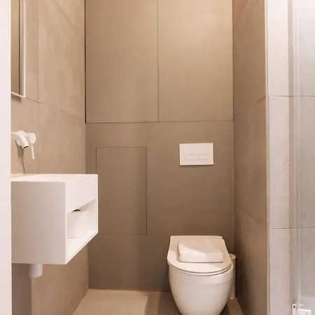 Contemporary 1bd Flat Wview Of Castle! Apartment