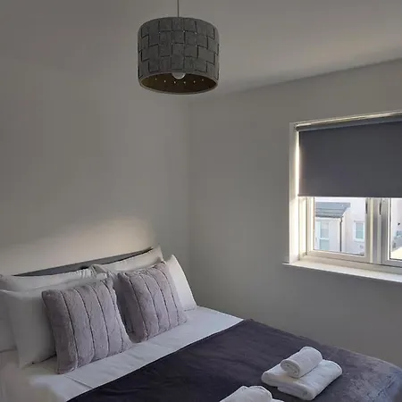 Beautiful 4-bedroom House With Private Garden & Parking Casa vacanze