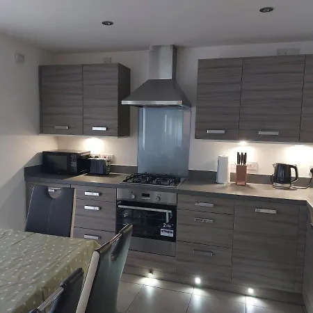 Hébergement de vacances Beautiful 4-bedroom House With Private Garden & Parking