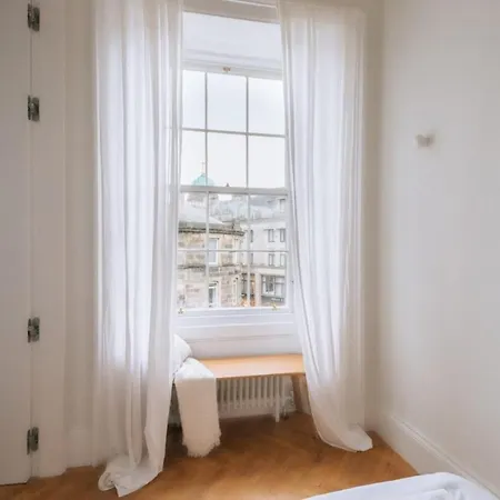 Contemporary 1bd Flat Wview Of Castle! Apartment