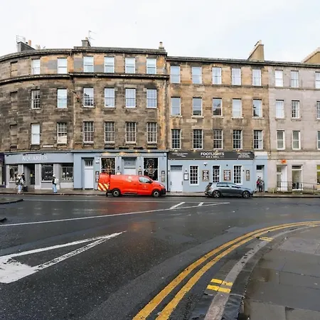Contemporary 1bd Flat Wview Of Castle! Apartment Edinburgh