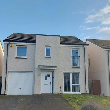 Beautiful 4-bedroom House With Private Garden & Parking