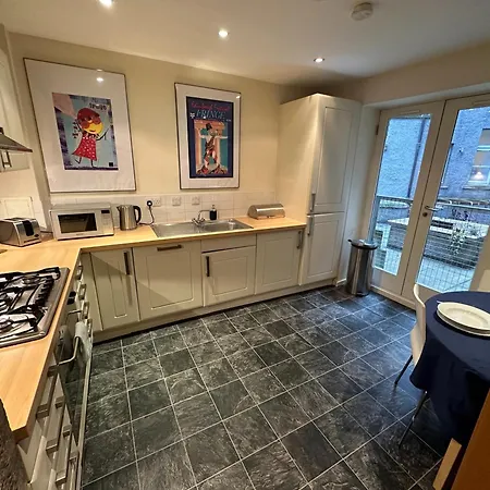 Edmonstone Old Town Apartment *