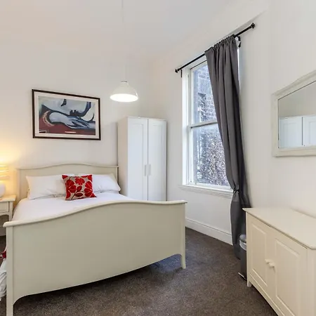 Апартаменты Traditional 3 Bedroom Quiet Duplex Flat By High St, Trams And Buses - Just 1-5 Miles To Centre