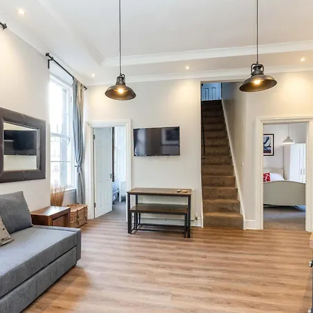 Traditional 3 Bedroom Quiet Duplex Flat By High St, Trams And Buses - Just 1-5 Miles To Centre *