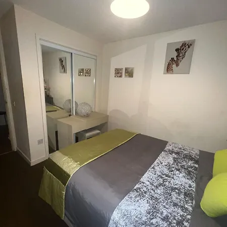 Lovely Double With Private Bathroom And Double With Shared Toilet & Parking Free Homestay Edinburgh