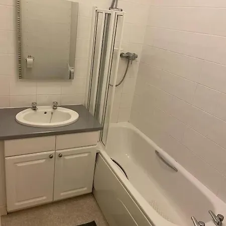 Lovely 2 Bed Flat Located Next To Castle *