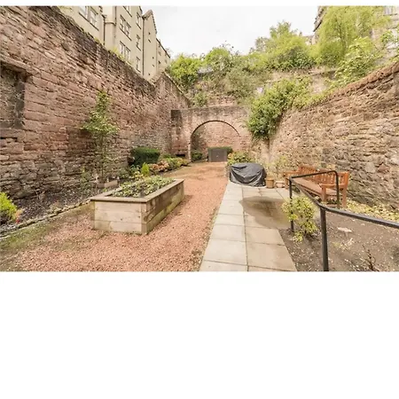 3 Bedrooms Flat In Old Town Sleeps 6 Edimburgo