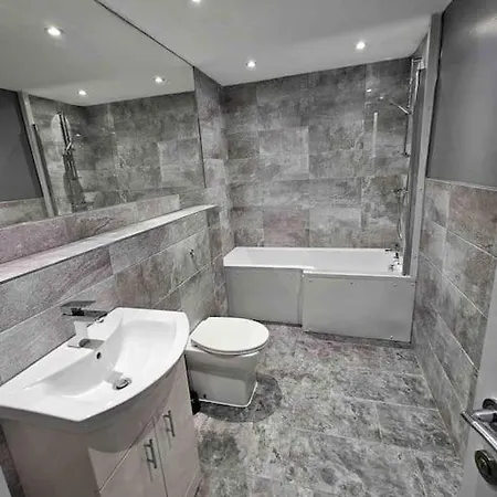 Murrayfield Stadium Basement ,murieston -3 Bed 3 Bath Daire