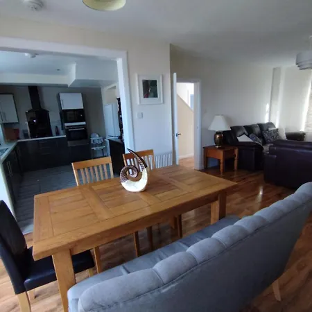 Villa 3 Bed House In - Private Parking *