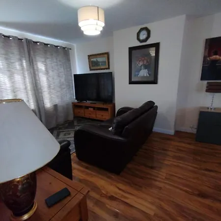 3 Bed House In - Private Parking Edinburg