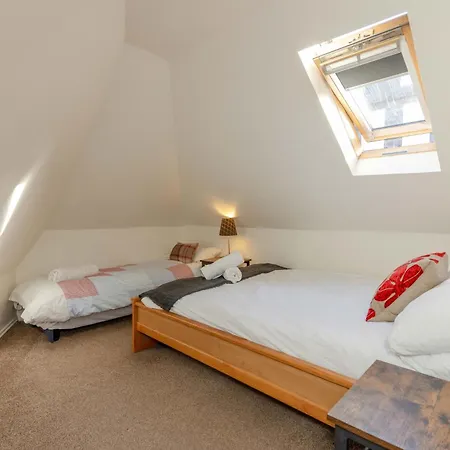 Traditional 3 Bedroom Quiet Duplex Flat By High St, Trams And Buses - Just 1-5 Miles To Centre * Edynburg