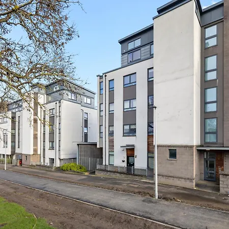 Spacious Apartment, Free Parking And Netflix! Διαμέρισμα *