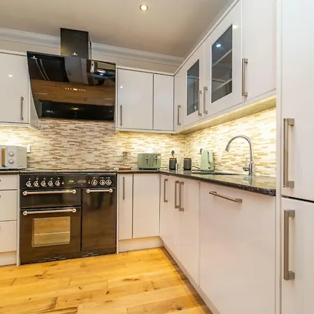 Spacious 3 Bed Townhouse With Parking Edimburgo