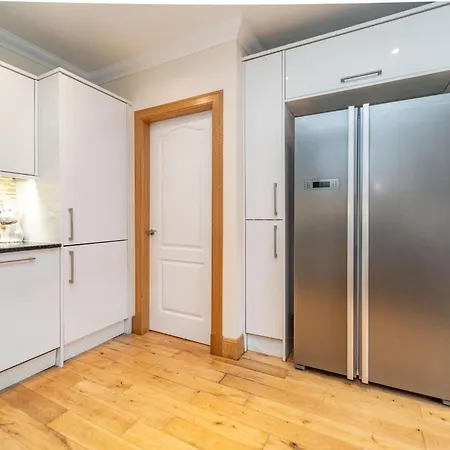 Spacious 3 Bed Townhouse With Parking Apartamento