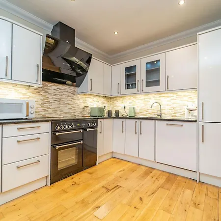Spacious 3 Bed Townhouse With Parking *