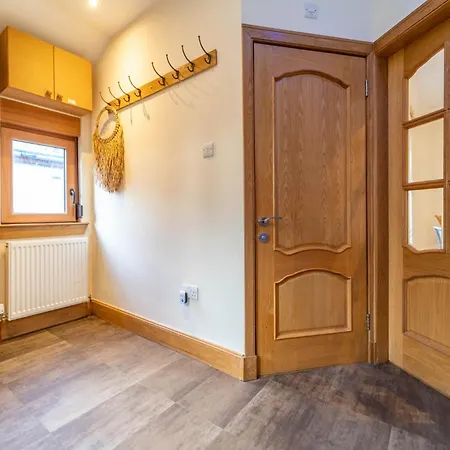 Spacious 3 Bed Townhouse With Parking