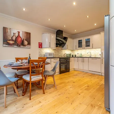 Spacious 3 Bed Townhouse With Parking Edimburgo