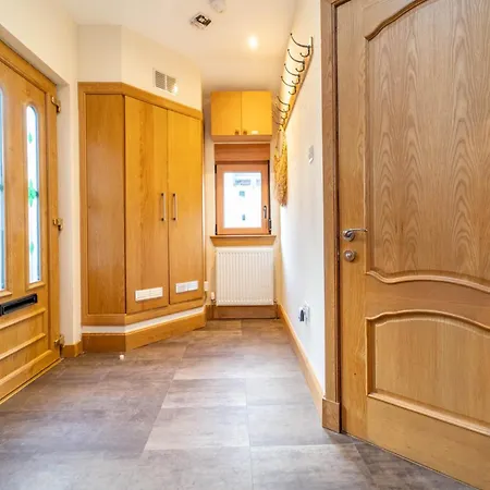 Spacious 3 Bed Townhouse With Parking *