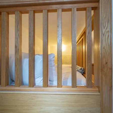 Spacious 3 Bed Townhouse With Parking *