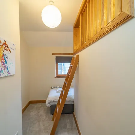 Spacious 3 Bed Townhouse With Parking