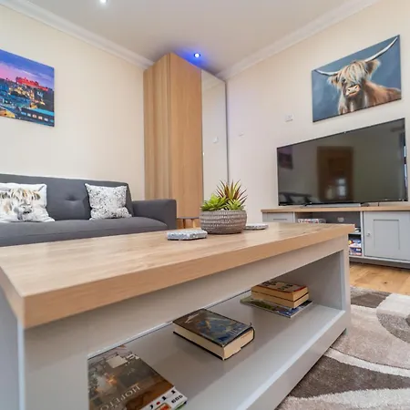 Spacious 3 Bed Townhouse With Parking