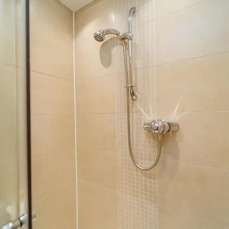 Spacious 3 Bed Townhouse With Parking
