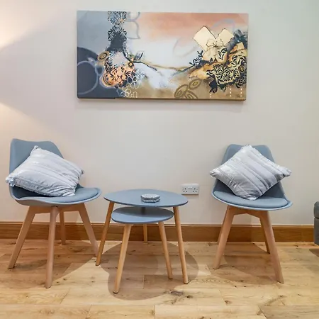 Spacious 3 Bed Townhouse With Parking Apartamento