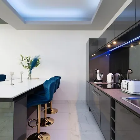 Spacious Modern Centre Castle Views *