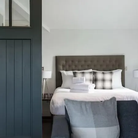 Апартаменты Cool Urban With Stunning Castle Views *