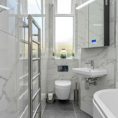 Elegant 3Bed-Central Edinburgh -By Holiday Homes *