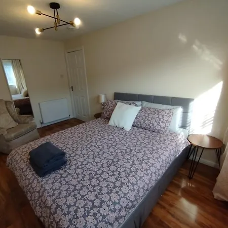 3 Bed House In - Private Parking Villa *