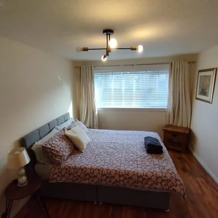 3 Bed House In - Private Parking Edinburg