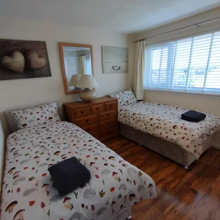 Villa 3 Bed House In - Private Parking *