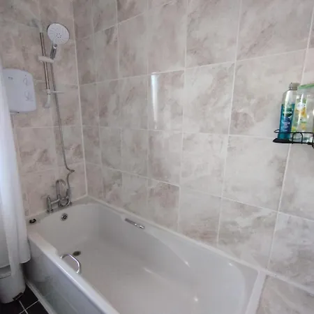 3 Bed House In - Private Parking Edinburg