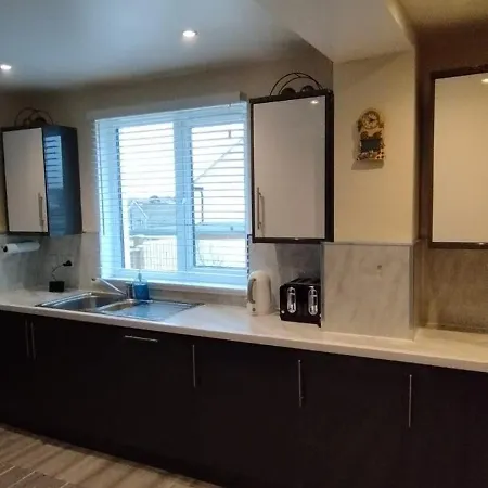 3 Bed House In - Private Parking * Edinburg