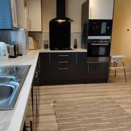 3 Bed House In - Private Parking Villa *